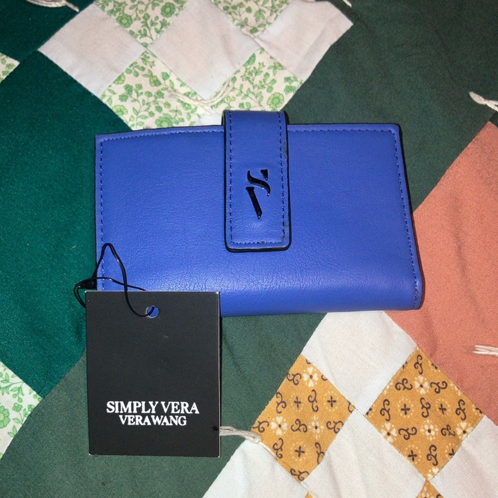 Simply Vera Vera Wang Blue Wallet
Vegan leather
